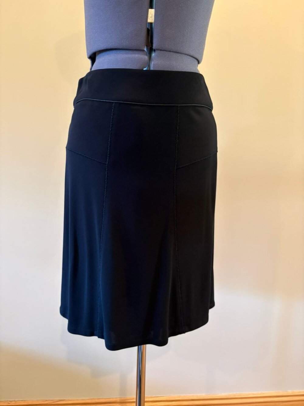 Size 0 Eccoci black skirt